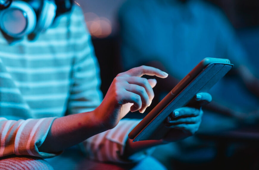 Digital Technology Savvy: Antara Kecakapan Digital dan Kepercayaan Teknologis yang Menyesatkan