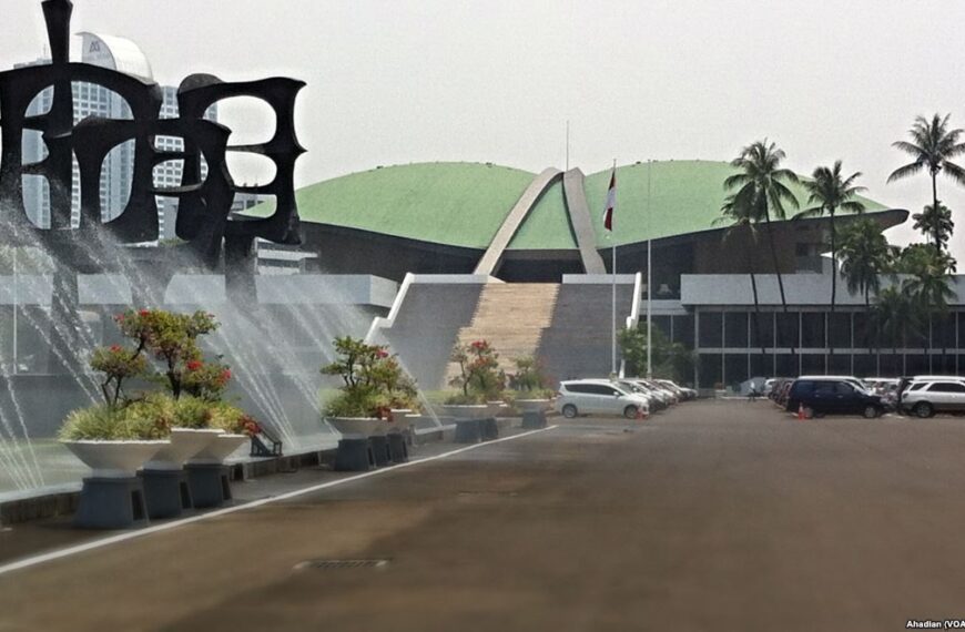 Kerentanan Konstitusi Indonesia dalam Perspektif Perbandingan: Antara Ketahanan Institusional Amerika Serikat dan Otoritarianisme Konstitusional Tiongkok