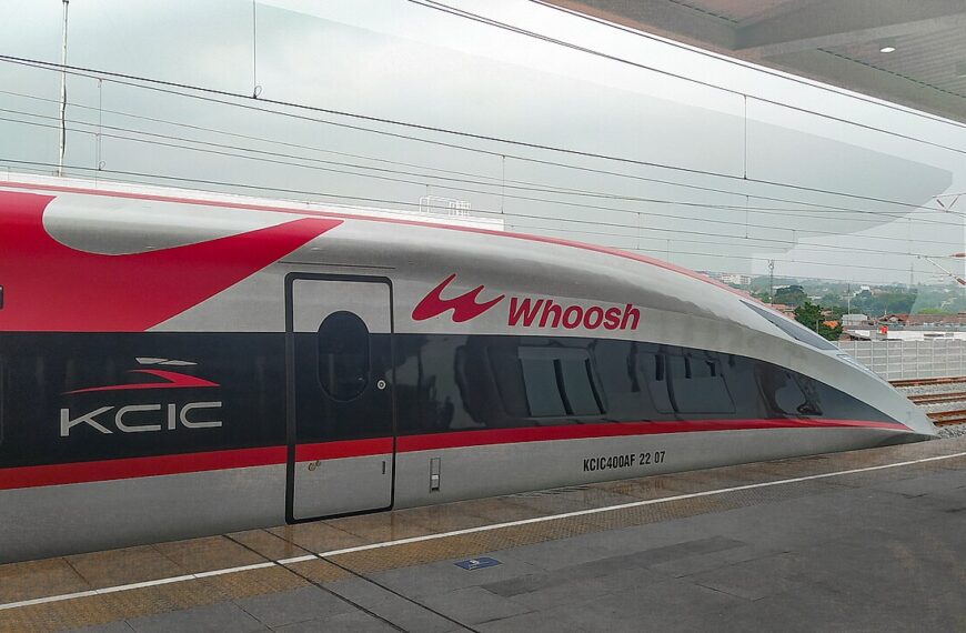 Daya Beli Masyarakat Tertekan, Utang KCIC Berdampak Negatif, dan Bahlil Serahkan Tambang Emas ke Hukum