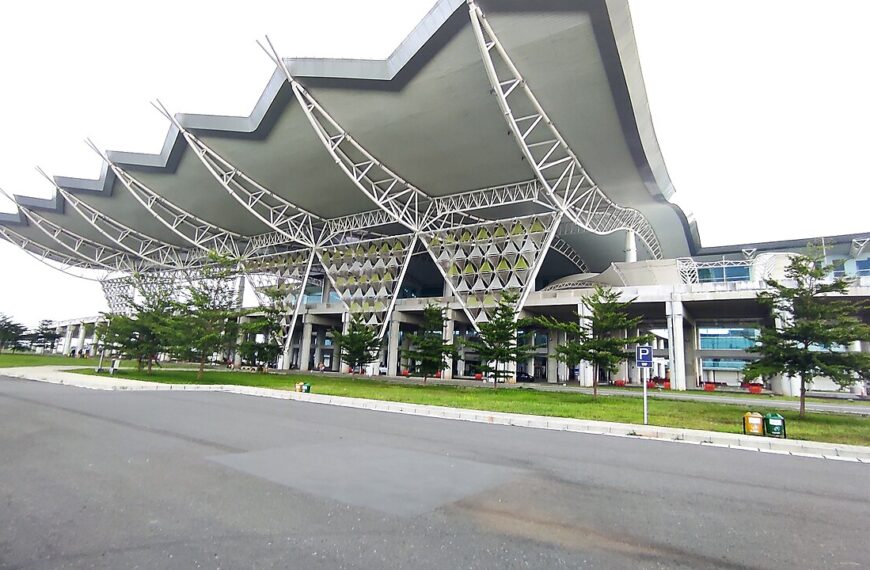 Peringatan 28 Tahun Reformasi Dibatalkan, Bandara Kertajati Jadi Bengkel Pesawat AS, dan NPI Alami Defisit