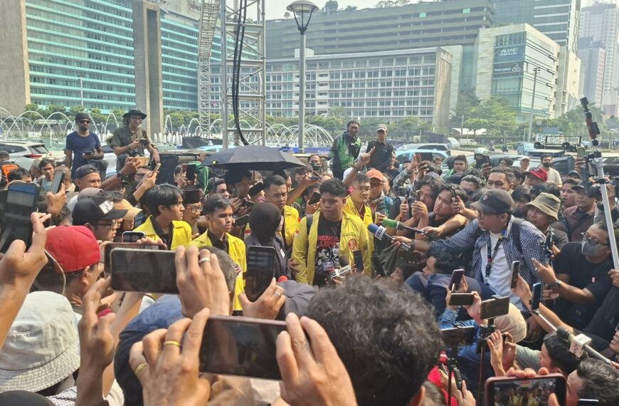 BEM UI Gelar Demo Jakarta, Febrie Adriansyah Ajukan Praperadilan, dan Kemhan Pakai Kapal Haji Isam