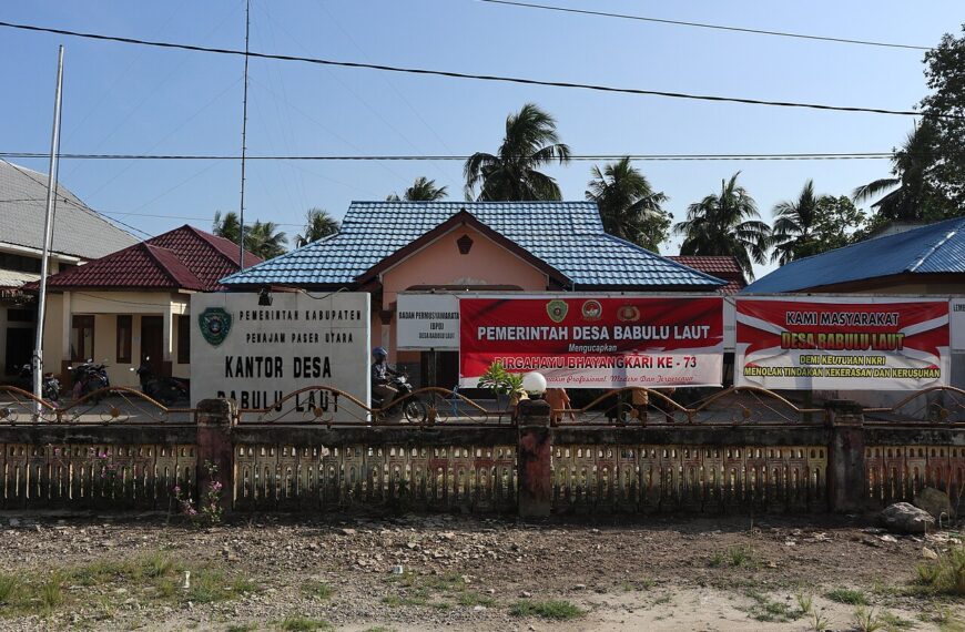 Undang-undang Desa: Ketika Negara Ingin Punya Birokrasi, Tetapi Tidak Mau Membayar Birokrat