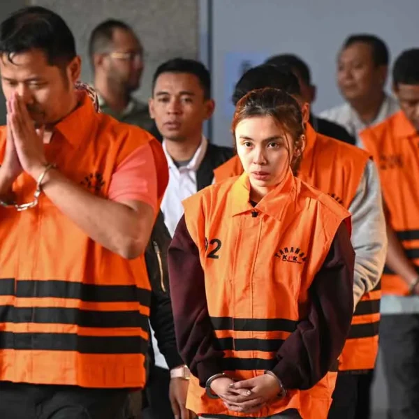 Rakyat akan Dapat Ponsel Gratis, KPK Tangkap 14 Orang di BNPB, dan&hellip;